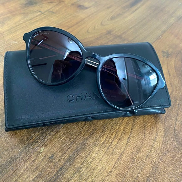 CHANEL Women’s Black Classic Round Sunglasses with gold detailing - Picture 2 of 16
